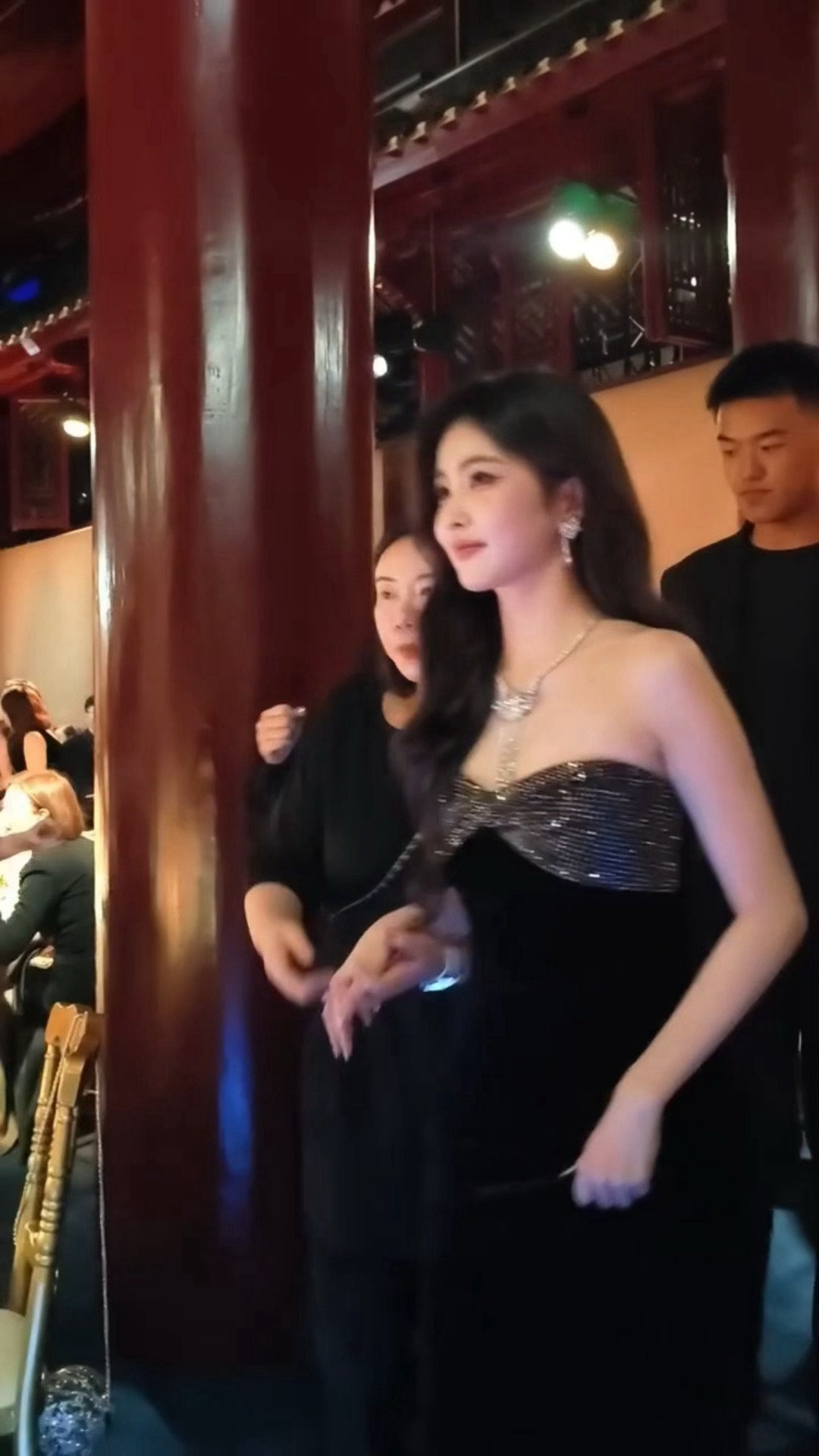 白鹿戴比尔斯晚宴路透来了，白鹿这状态太好了吧！[羞嗒嗒] ​​​