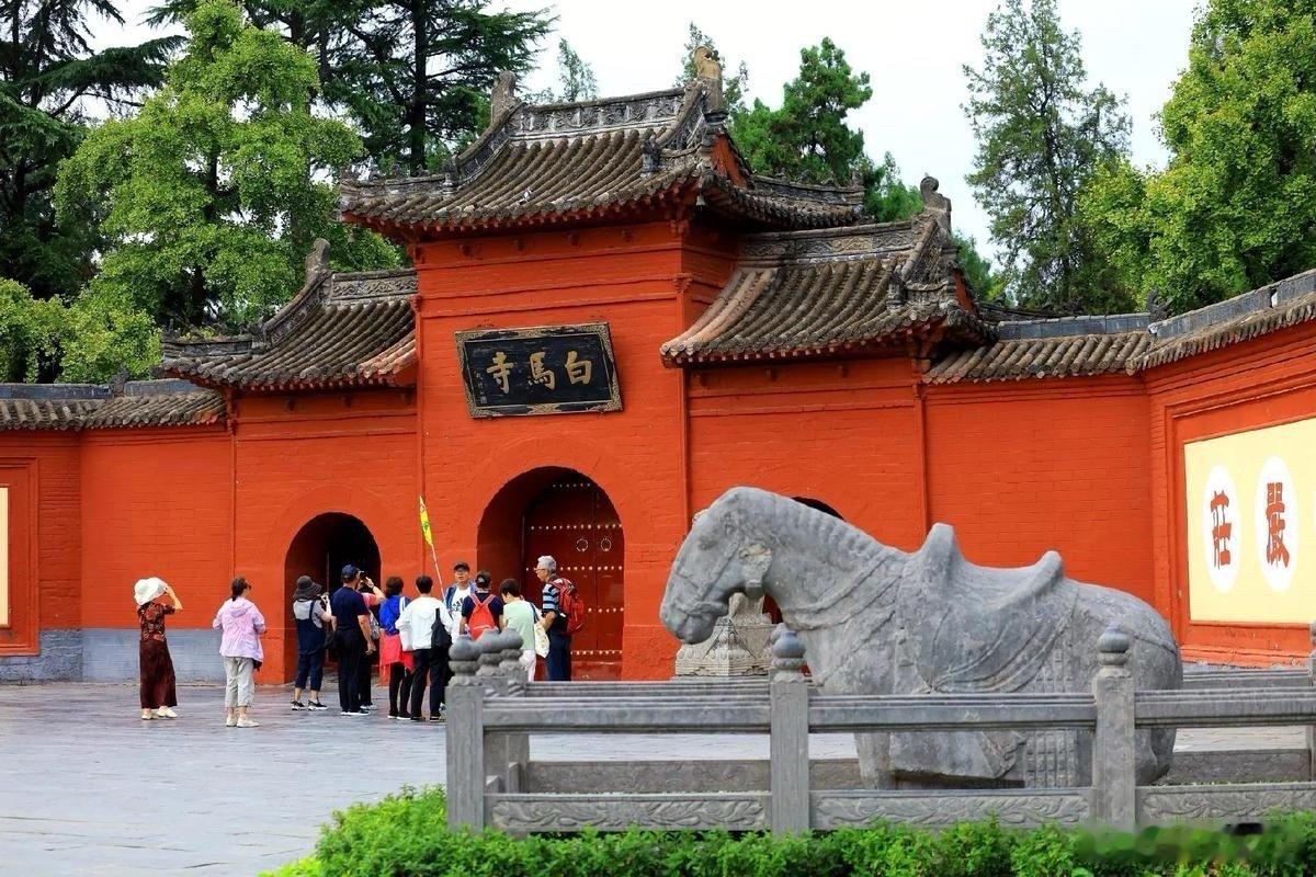 洛阳白马寺千年石马频繁被游客踩踏白马寺的标志啊，翻过栏杆去骑有点过分了东汉永平七