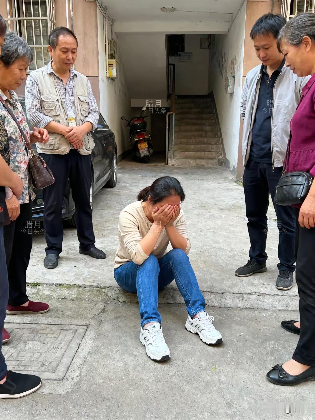 太扎心了！

从超市买东西回来，楼下一女子坐在地上哇哇大哭，据了解，是她一人带大