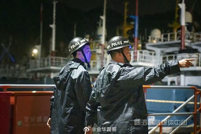 嵊泗海岛公安逆风坚守护海岛万家平安台风来袭，嵊泗公安全警在岗、逆风出征，牢牢筑牢