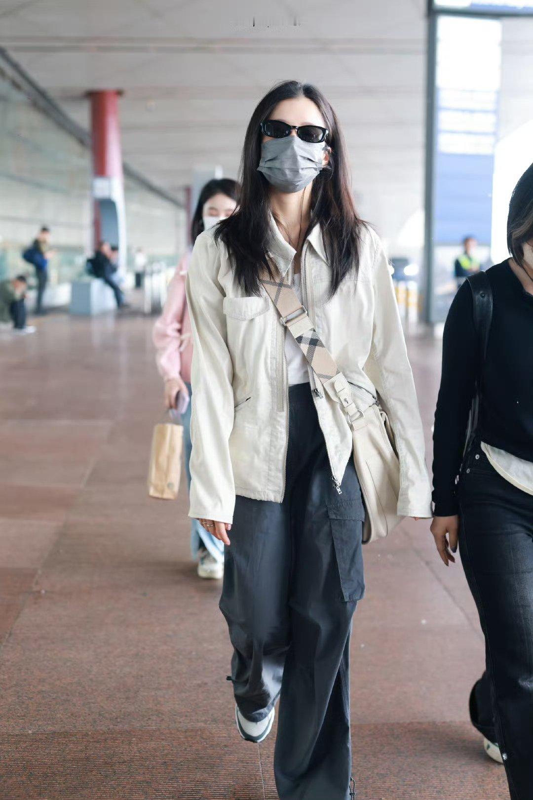 张婧仪北京出发进组野狗骨头张婧仪野狗骨头进组路透张婧仪新角色要来了，期待苗靖 ​