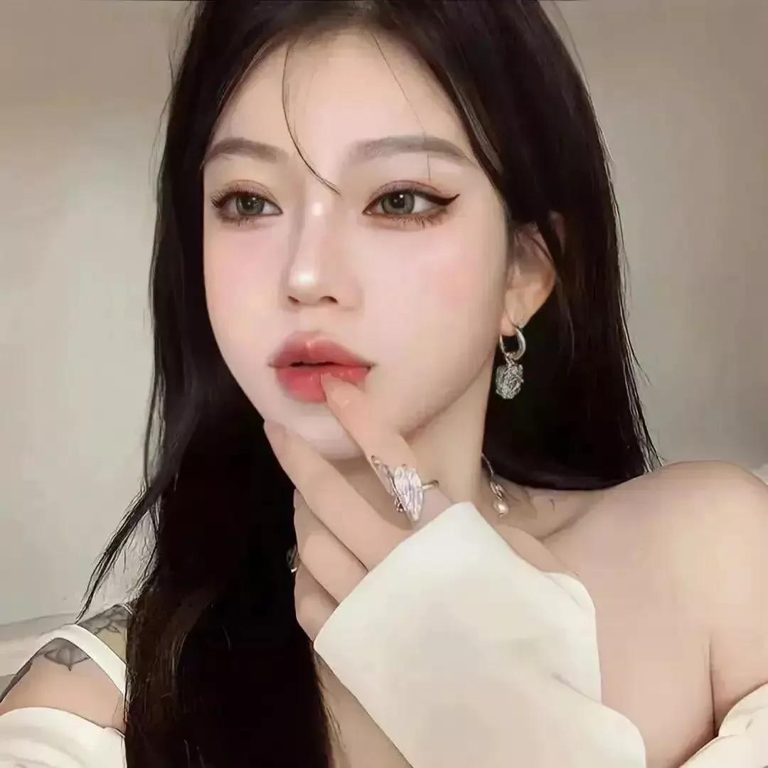 温柔至极的少女，精致妆容，指尖轻触，优雅动人