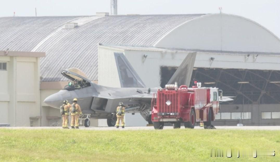 ✈️🇺🇸 F-22 猛禽战斗机在冲绳紧急迫降

8月11日，一架美国F-22