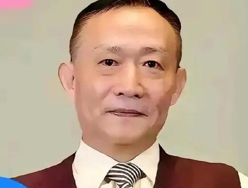 卢麒元又火了，网上吵得脸红脖子粗，谁也说服不了谁。他直播说"精英不爱国，就是下一