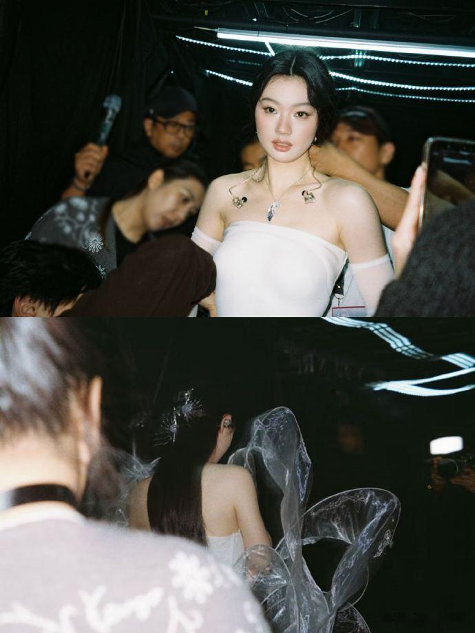 单依纯纯妹妹2.0演唱会刚刷到演唱会后台花絮，镜头里的她明媚又灵动，今晚上海三场
