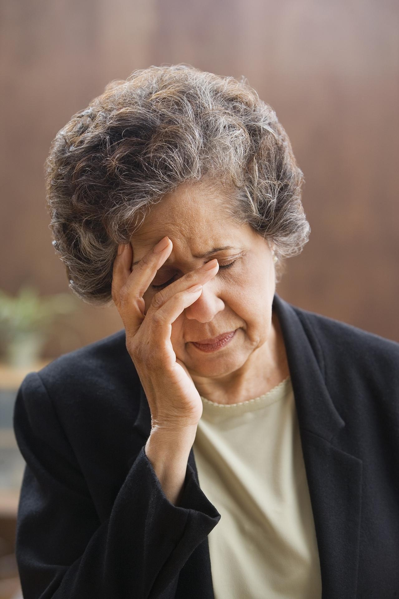 昨晚10点早早的就睡下了，凌晨三四点就醒了，脑子里全是刚做的梦，心里酸溜溜的半天