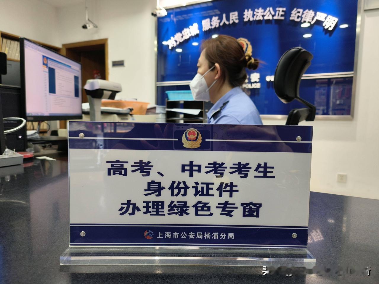 梳理高考期间发生的奇葩事情。

提到高考，社会各界都非常重视，可考生好像是最不重
