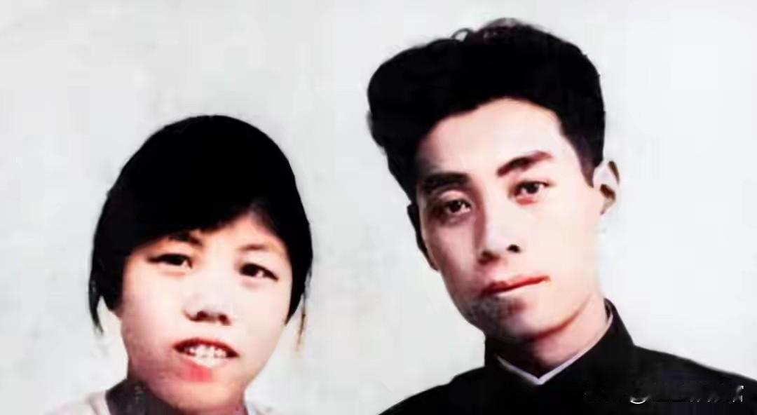 这是1925年周恩来与邓颖超新婚时的彩色修复合影。彼时二人风华正茂，怀揣共同的革