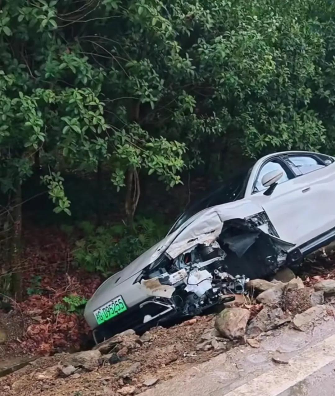 今天捅了米窝了吗？怎么一天之内刷到快10个小米的事故了。