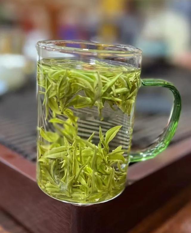 下午三点半欧盘进行时，美盘还在热身。金价像这杯里的茶叶，沉浮之间，趋势自现。窗外