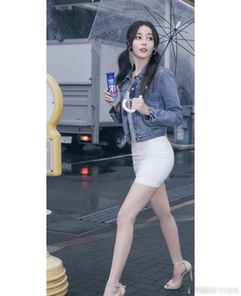 以前都把注意力放在迪丽热巴的脸上了，现在才发现她的腿真的很漂亮 ​​​