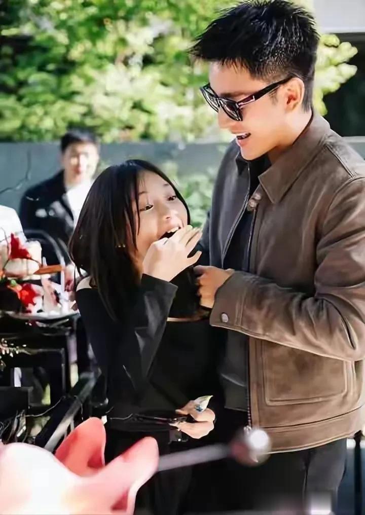 贾乃亮和女儿甜馨不亲？肢体语言不熟？

我觉得他是故意和前妻保持距离，并不是刻意