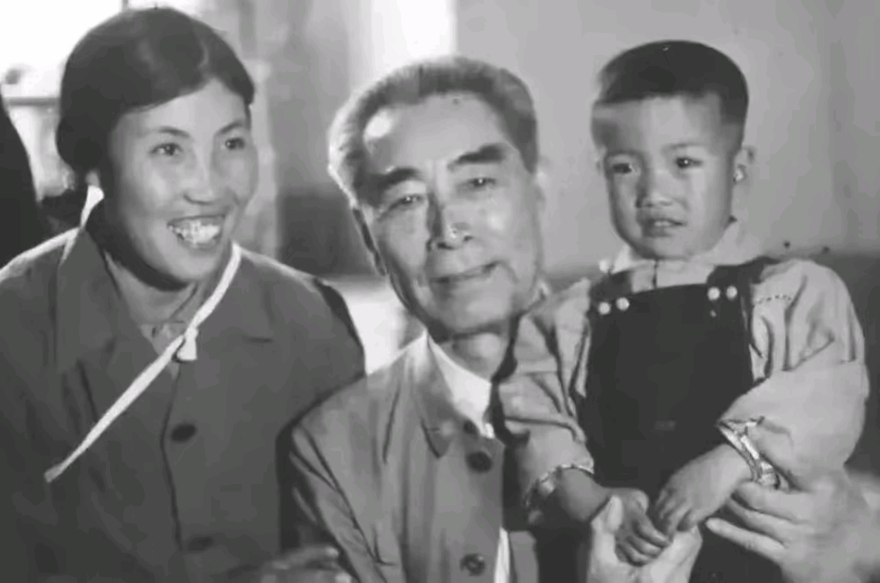 他是大寨郭凤莲的儿子贾小军，早些年国家领导去看望郭凤莲一家，贾小军被领导抱在怀里