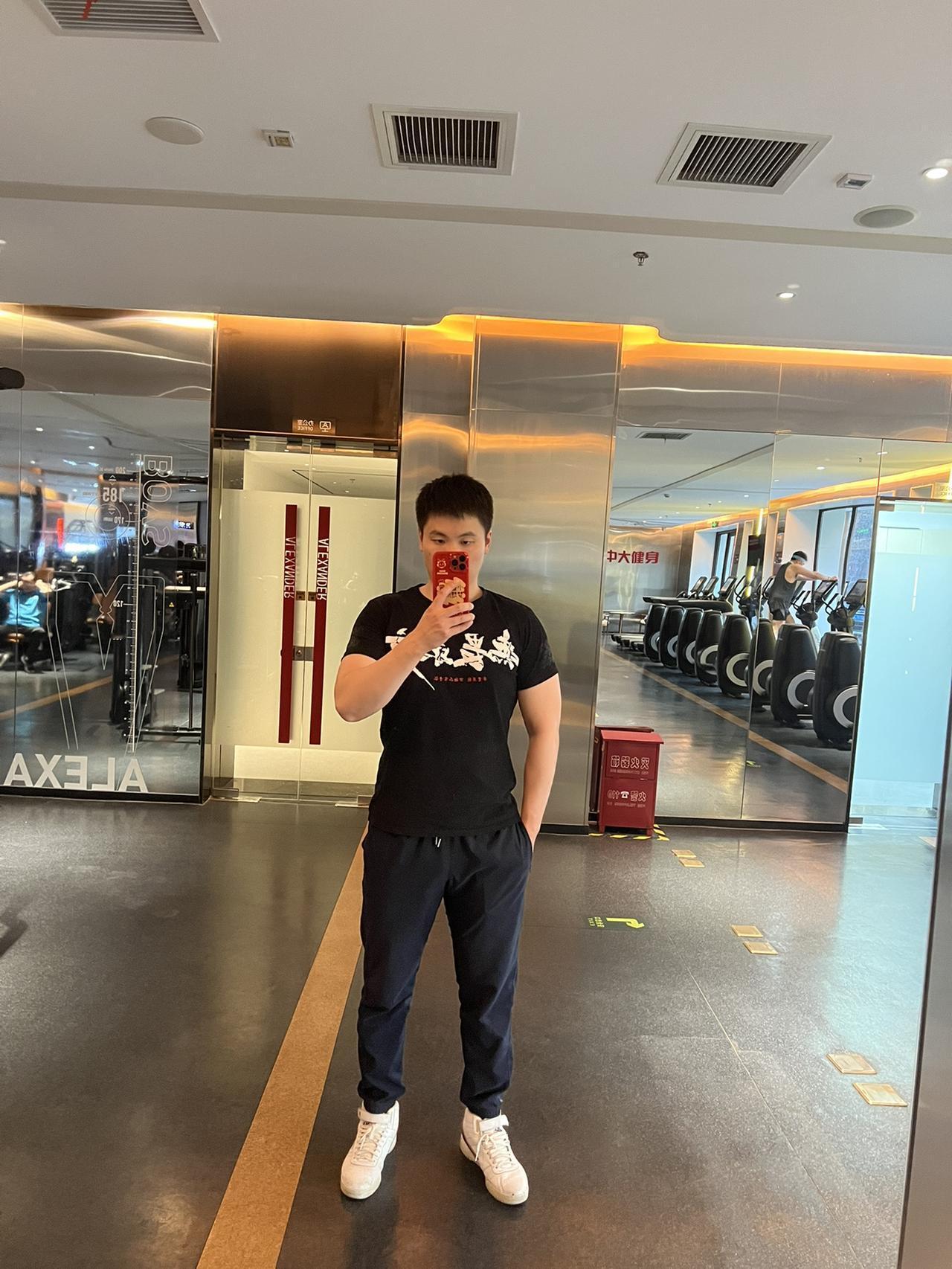 黑色确实显瘦，可以看看各位的健身照吗？#健身打卡 #薄肌男孩
