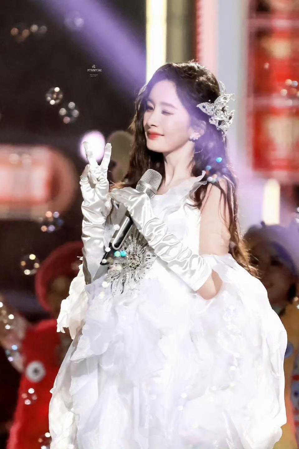 杨幂 ym杨幂百花奖给王骁拍的照片 此视频最难走出来的点——杨幂之小拇指难弯之