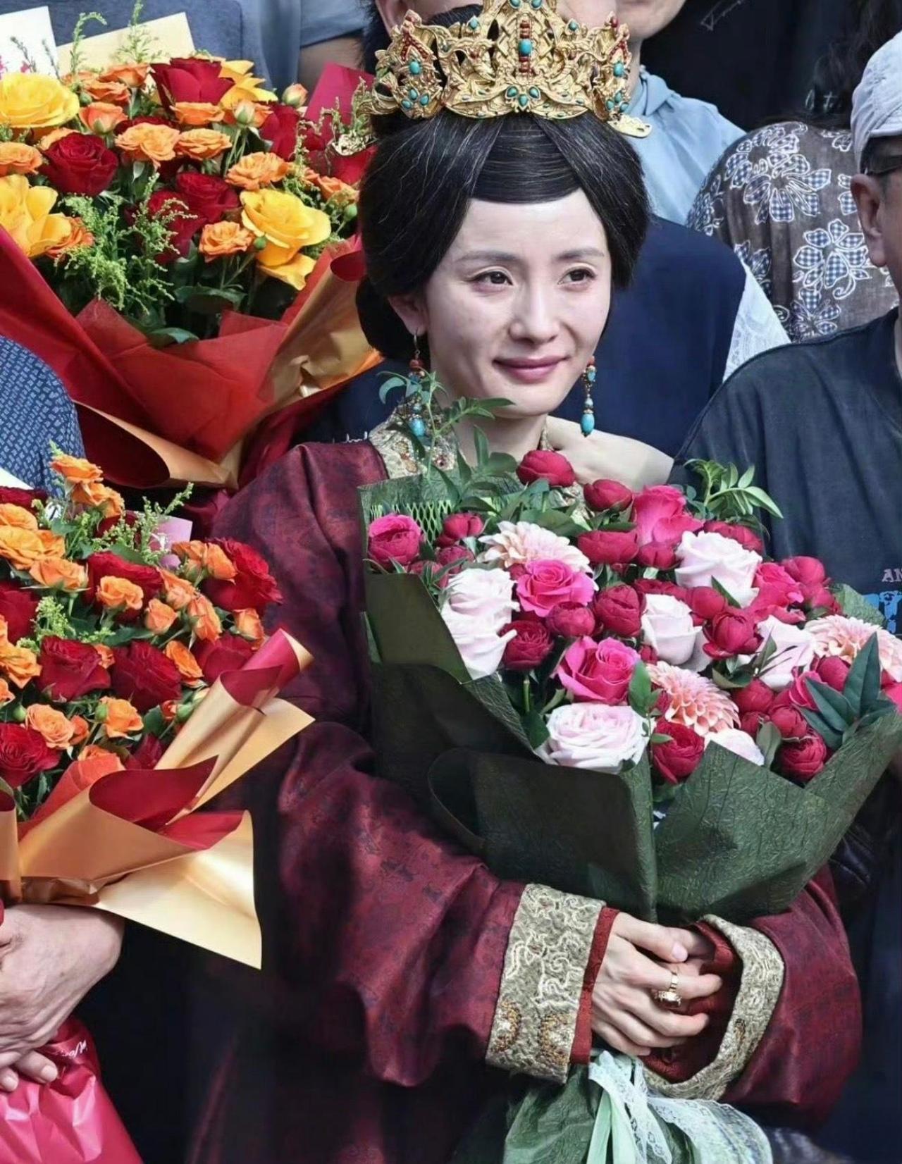 杨幂新剧造型曝光！
这个状态，难道是转型成功了吗？