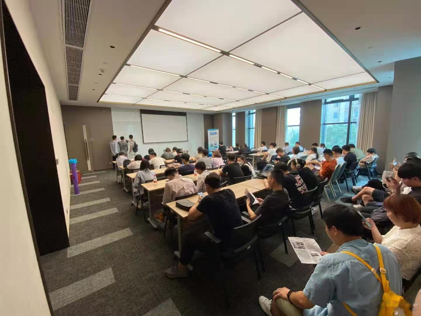 AI办公时代，算力堪称创业者的“水电煤”。杭州瞄准这个小众痛点试点发算力卡，不用