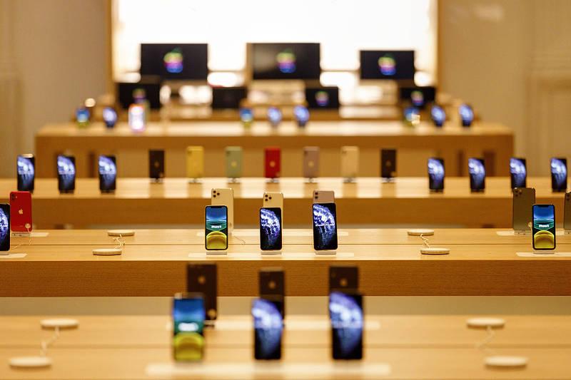 Duo秒没 苹果折叠屏溢价超7000元
今晚20点，苹果首款折叠屏iPhone 