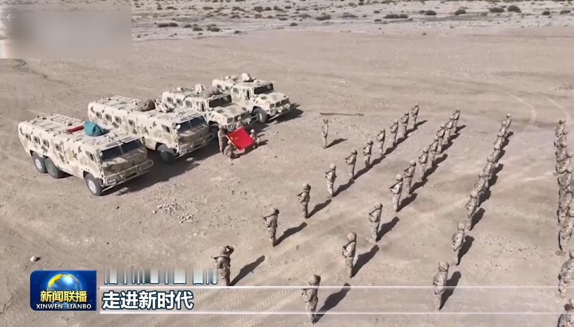 青藏高原的解放军，又装备了新型的运兵车，这种涂装和青藏高原的外表，基本一致，确实