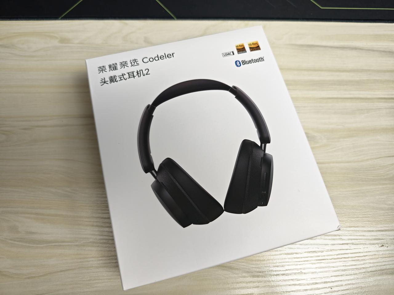 果断入手了荣耀亲选头戴式耳机2，音质满意、低音强劲，看剧、听歌、剪辑爽了。
几年