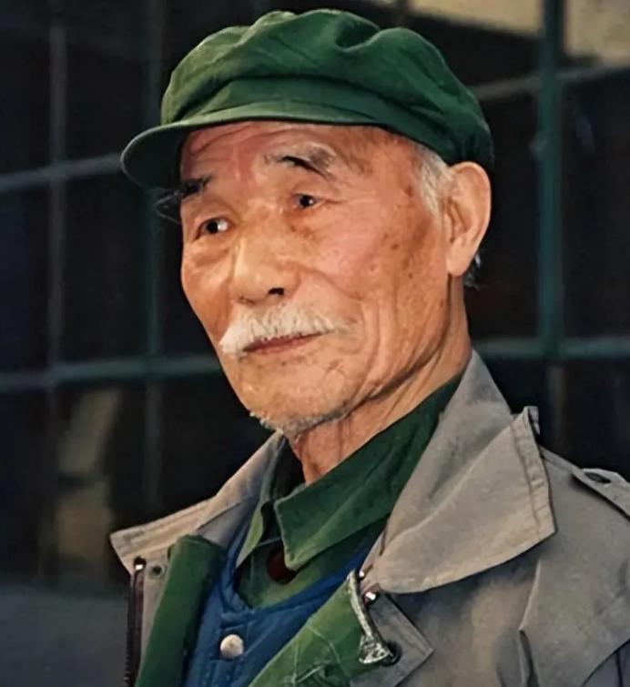1978年，原华北军区副参谋长孙毅中将外出理发，理完发后感觉还太长，让理发师再给