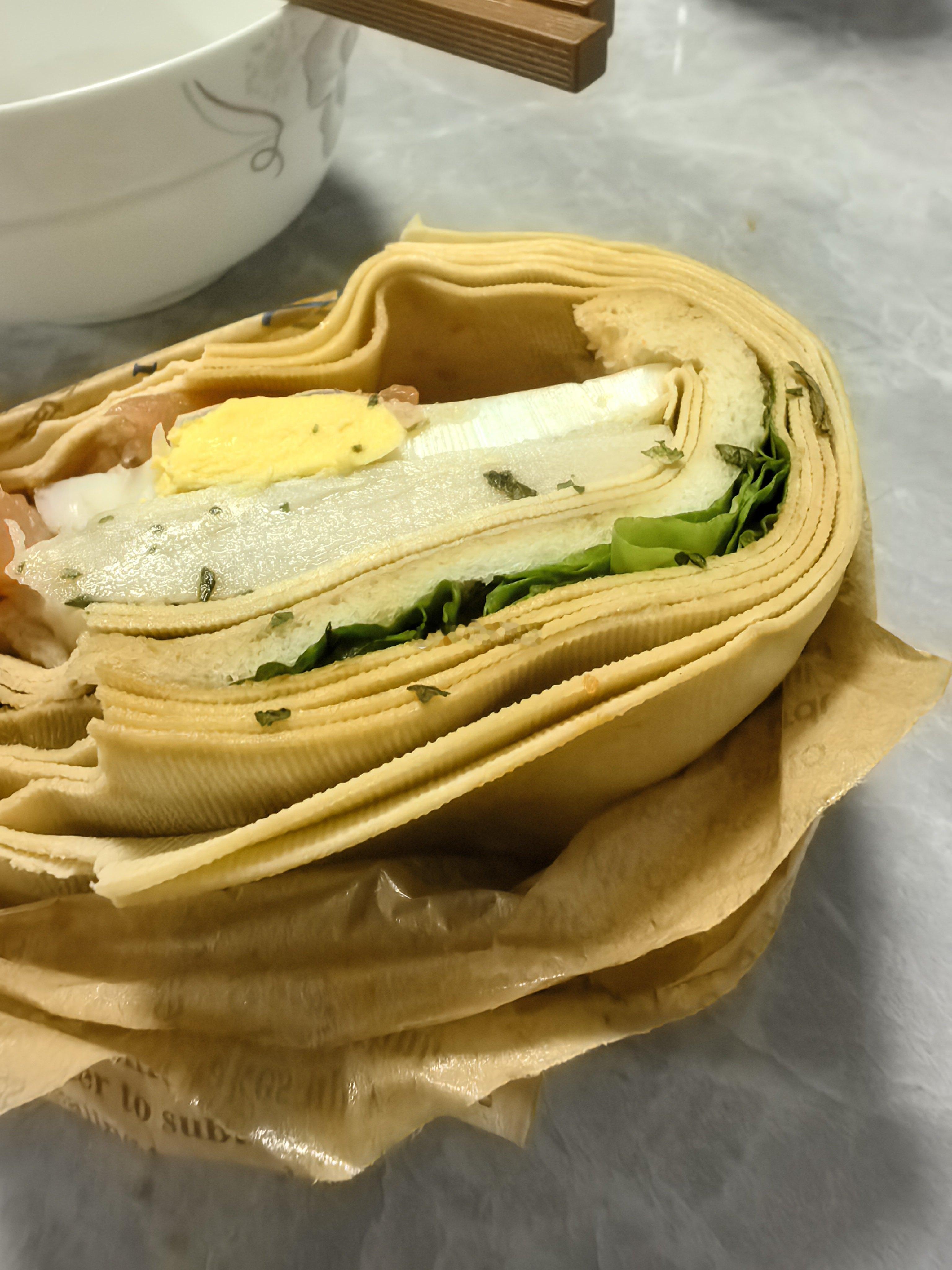 用豆腐皮做的三明治，这个创意挺好的。中西结合，这玩意儿只在中国吃得到。 