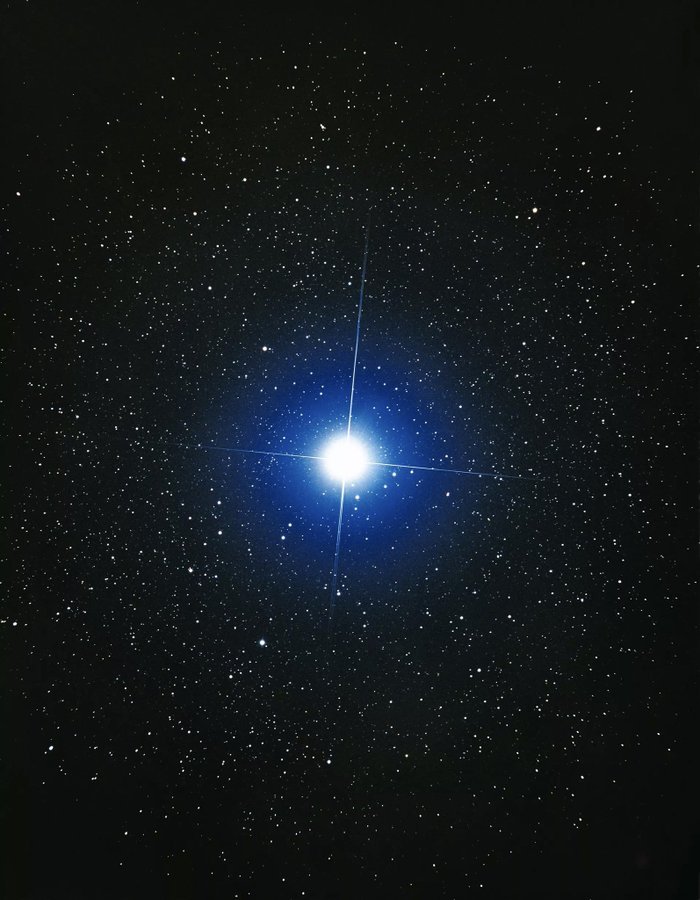 夜空中最亮的恒星，不过天狼星其实是个双星系统 ​​​