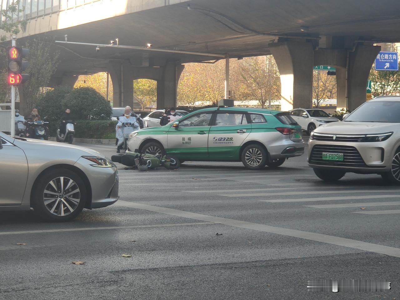 郑州街头随手拍:宁停三分，不抢一秒；让一让都敞亮！