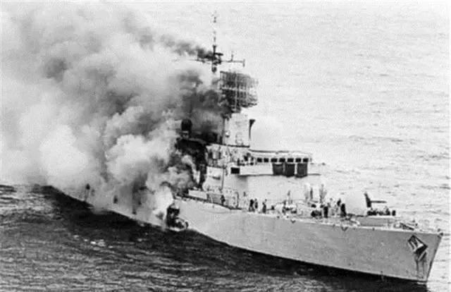 1978年，一小伙偷偷打开军舰武器库大门，一把火点燃了所有武器炸药，船上134人