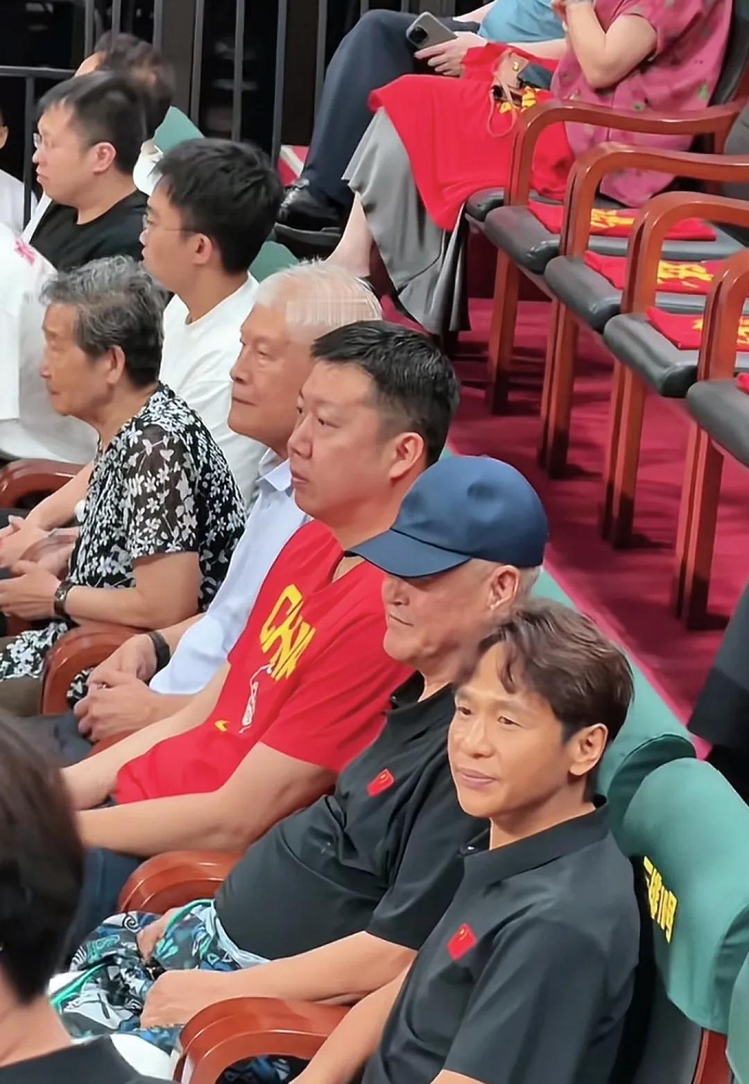 男篮打日本，赵本山带着徒弟过来观战，用他的话说文体不分家嘛。
宋小宝想走又不敢，