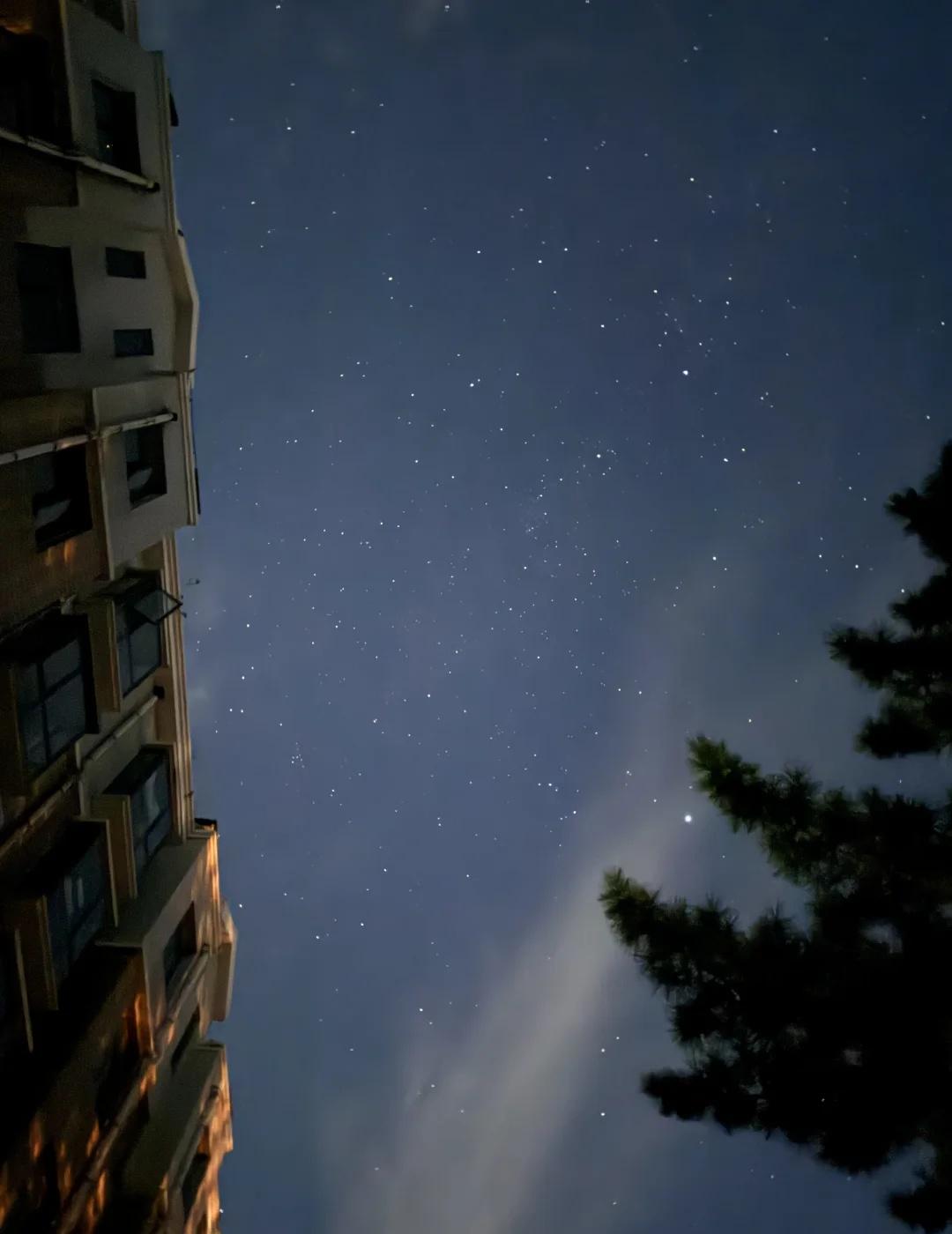 苹果还是真神，随手拍星空🌃
iPhone16P，
夜间模式3秒，正常照片模式。