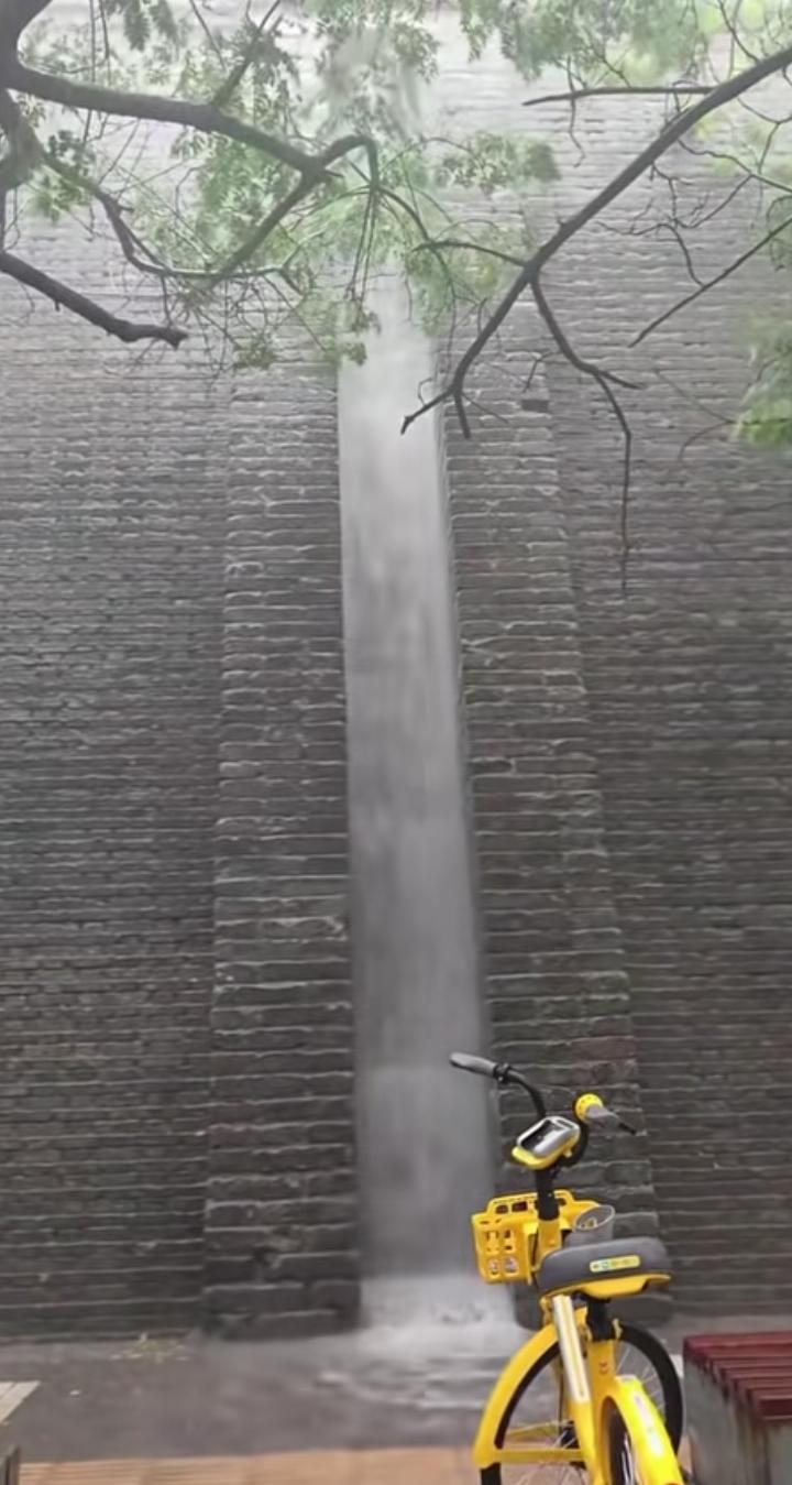 不得不服古人的大智慧！西安朱雀门雨天独有的城墙飞瀑刷屏网络，不少游客专程蹲守打卡