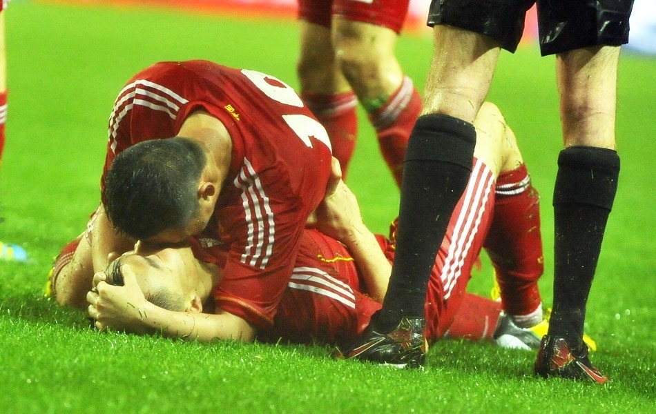 【于/大/宝激吻陈/涛】咱们鹏鹏队妈年轻时候在瓜队都敢这么亲老公 