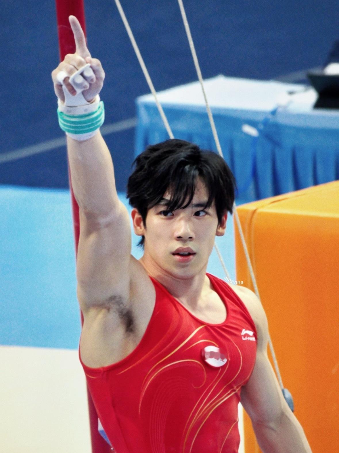 中国体操“全能王”张博恒11月25日前往希腊以夏奥选手身份跨界参与2026年米兰