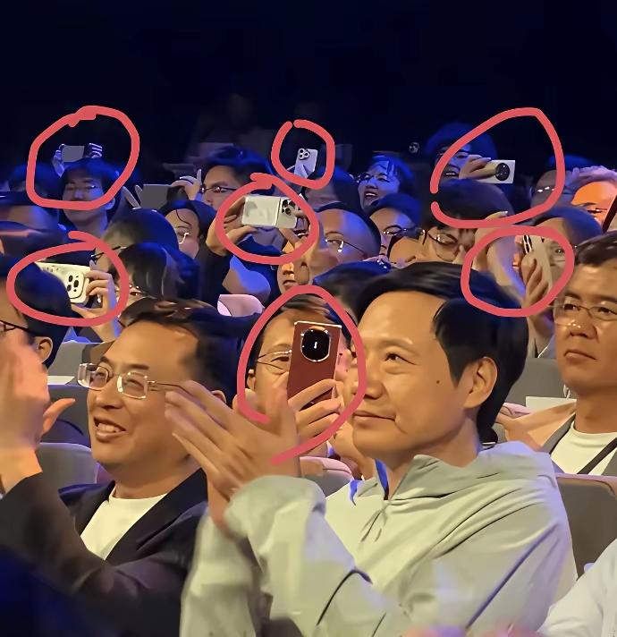 数一下小米发布会现场有多少人用的小米手机？