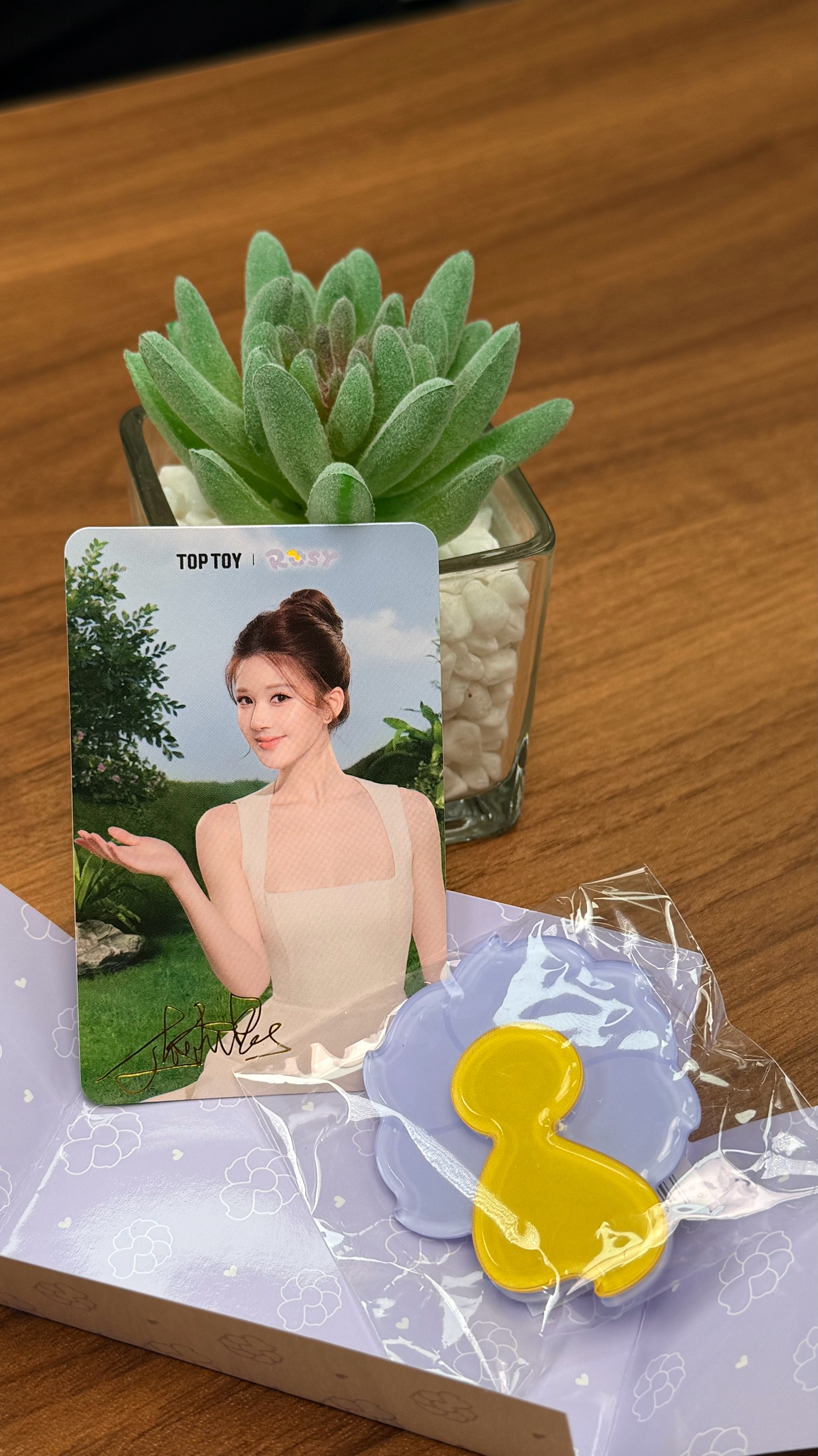 可露丽们看过来啊刚刚抽盲盒抽到了露思宝贝的小卡，我们抽一位一键三连的宝子，送出T