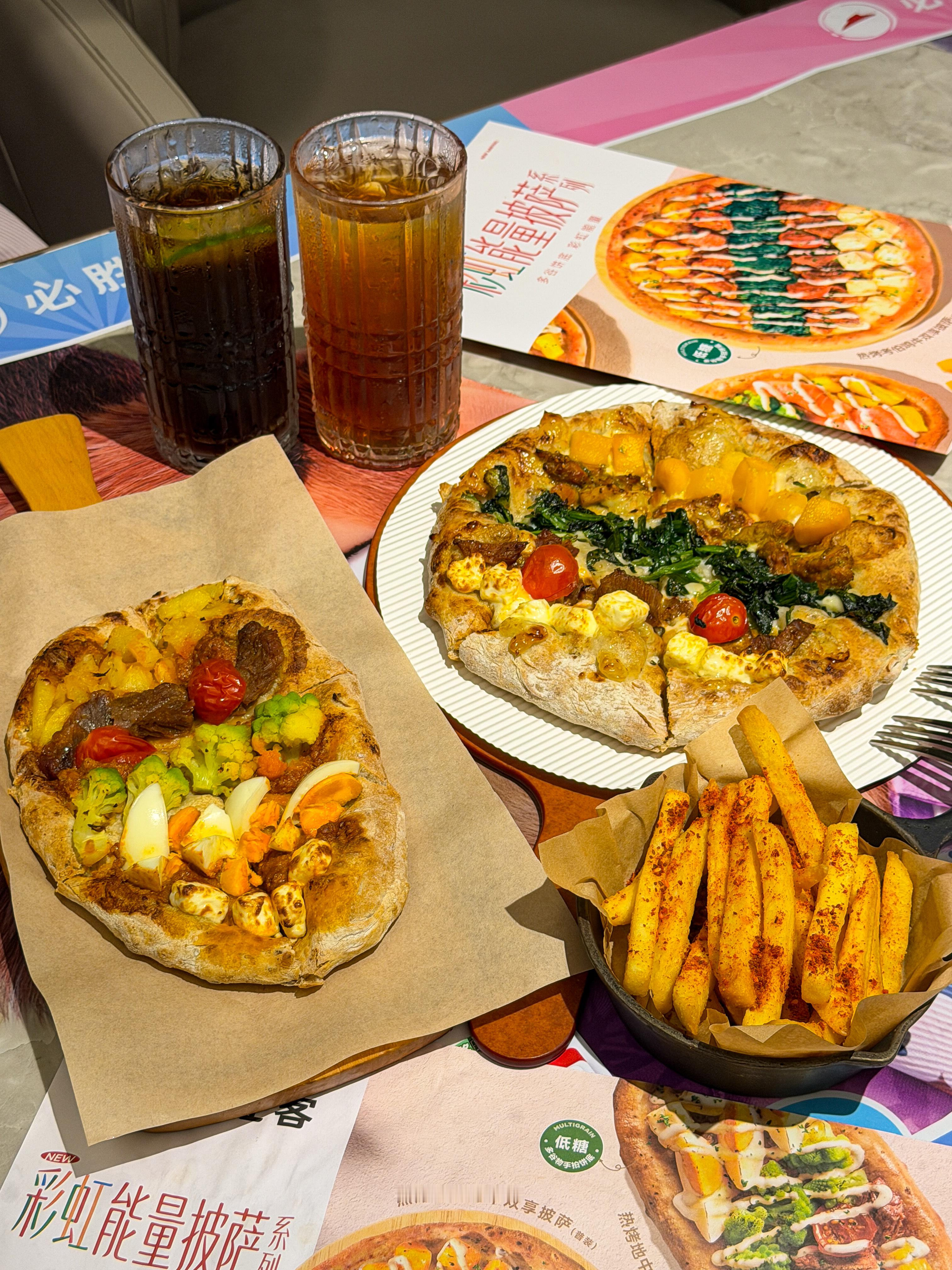 必胜客这波脑洞大开✨把能量碗直接做成披萨了🍕新品 多谷物手拍披萨系列真的精准戳