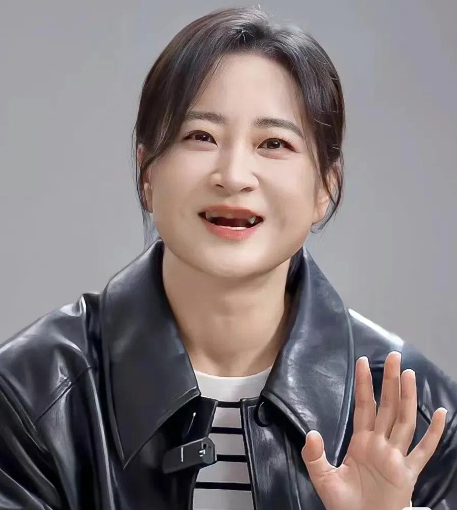 贾玲，一个名字，一个传奇。在这个要求女明星无比完美的时代，她以独特的魄力与智慧，