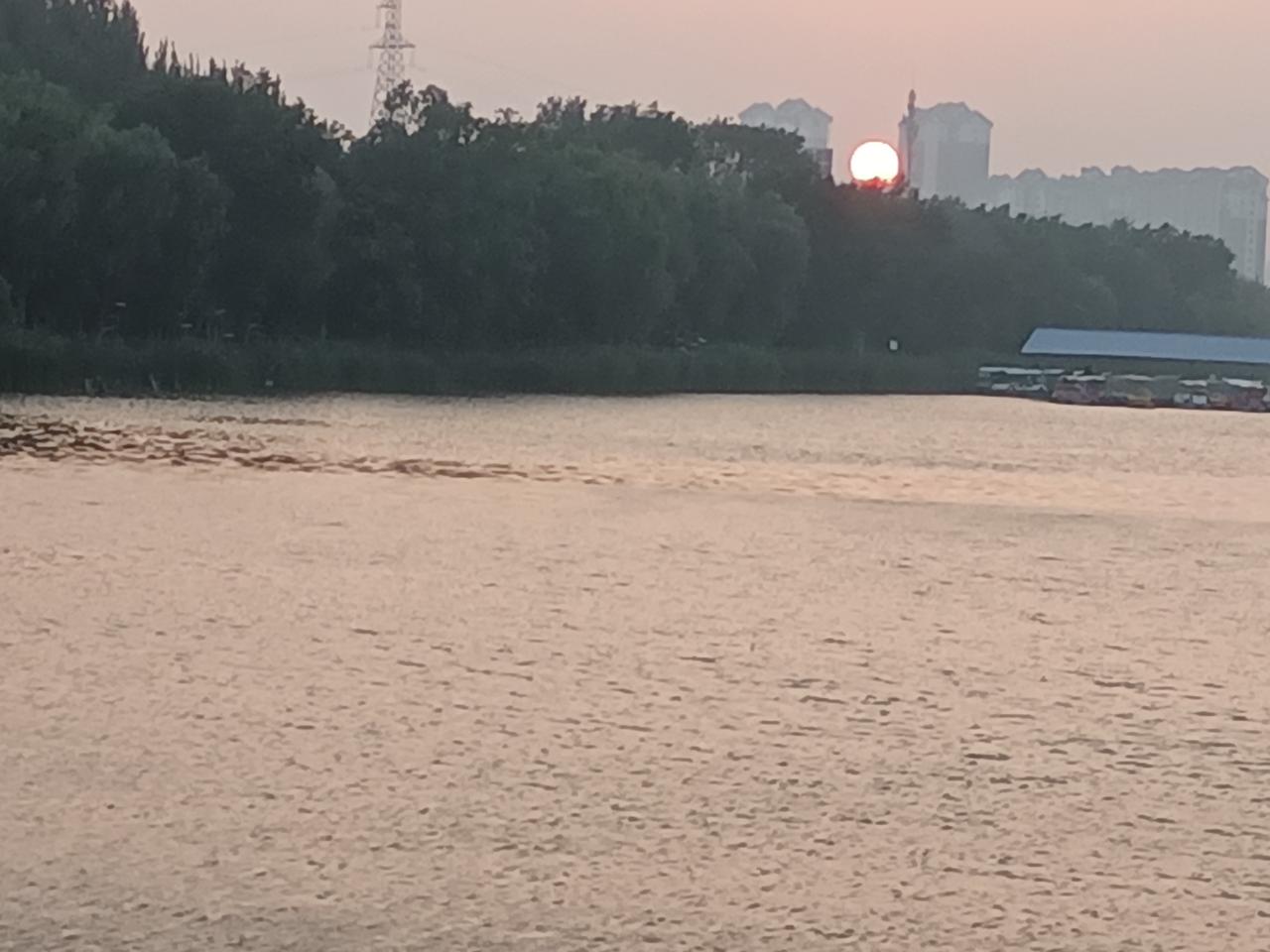 我站在八月的开端炎热夏天里—————

看滚烫的蝉鸣随流水远去
我在等雨霁
晚霞