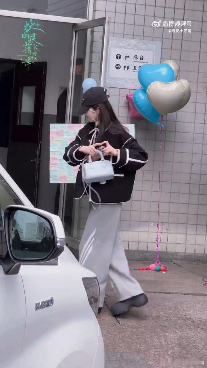 情人节白鹿营业，比心后害羞一笑，这是什么反差萌，爱了爱了！ 