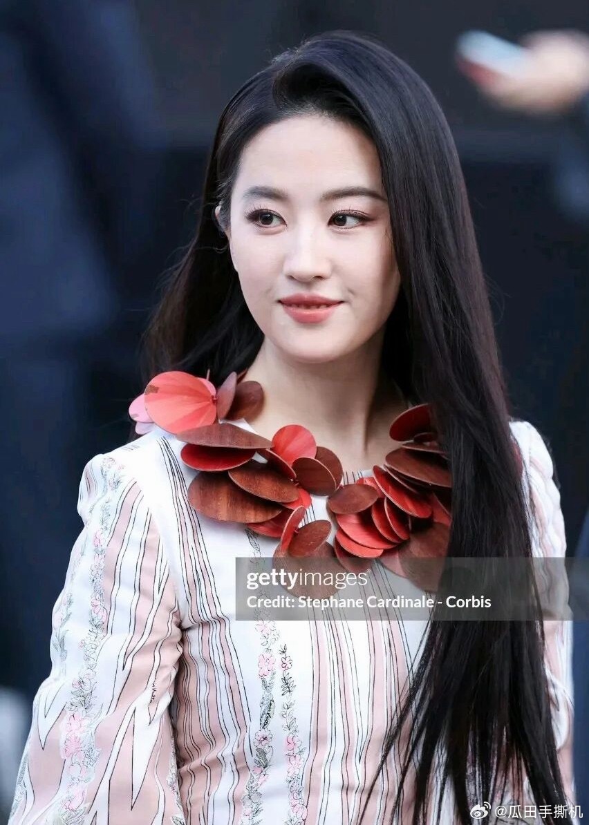 刘亦菲行走的玫瑰花女神还是那么的好看，真是行走的玫瑰花！！！刘亦菲穿什么都有气质