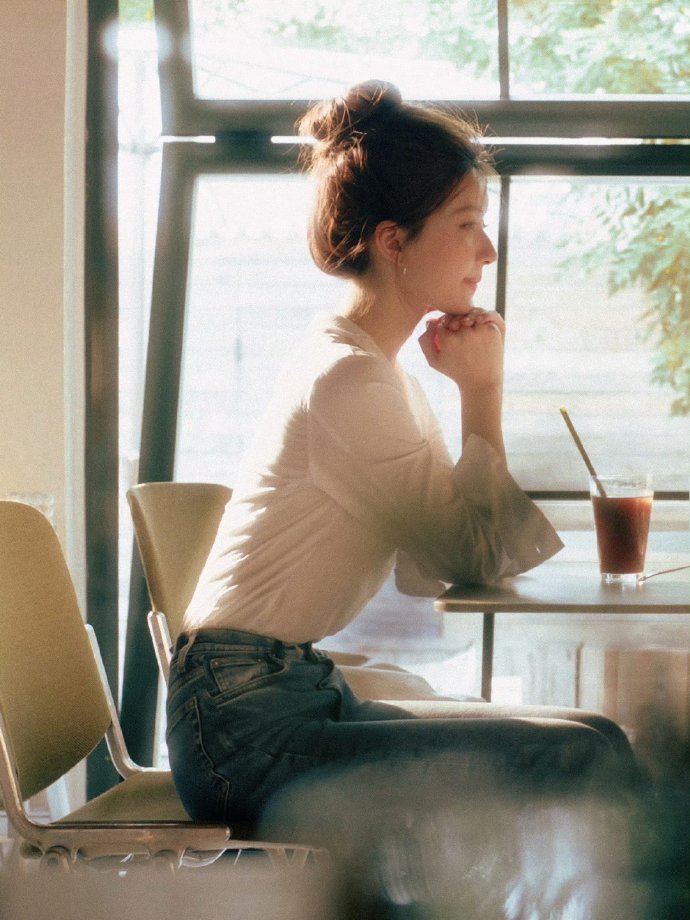 妈呀赵露思…每次这样坐我都感觉我牛仔裤扣子要崩了 