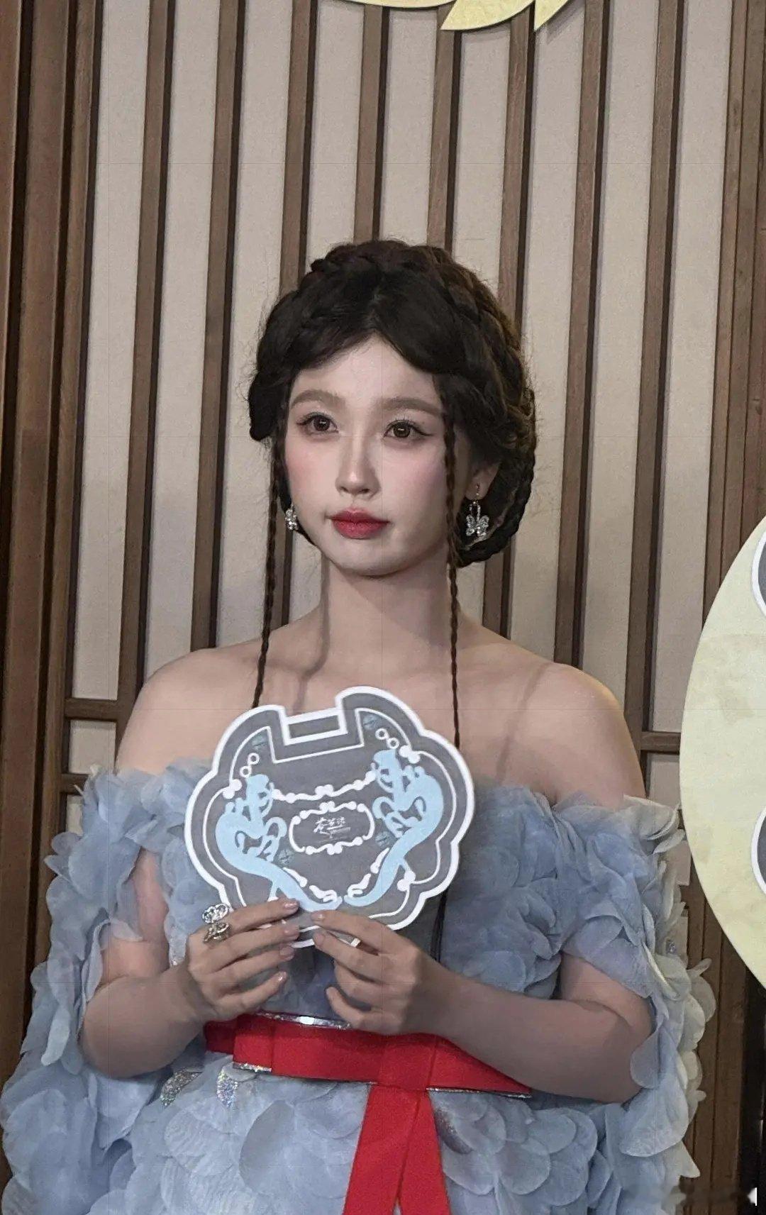 虞书欣整个妆容都又脏又乱，可以开除化妆师了 ​​​