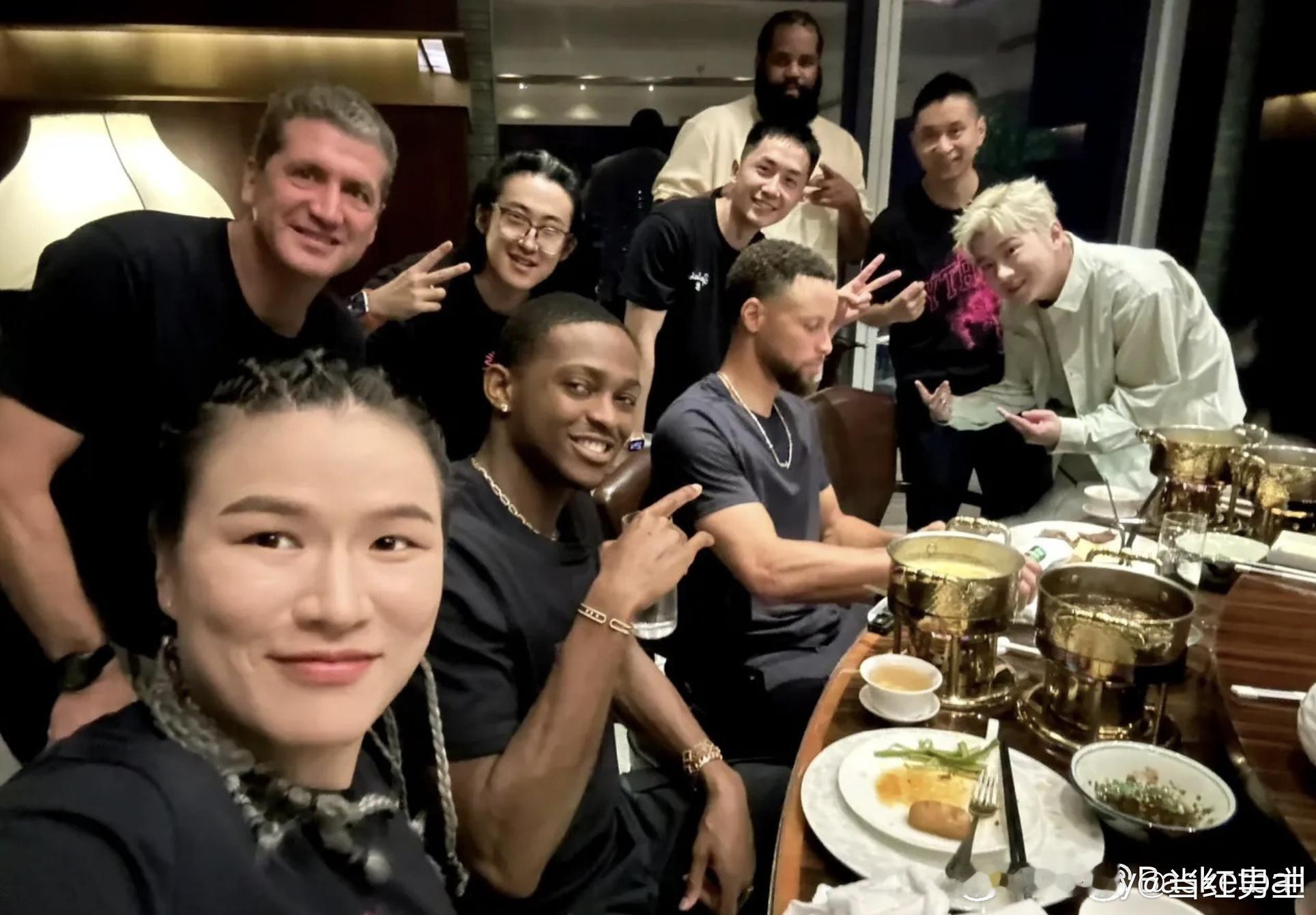 王以太再追星库里像老友见面 谁看了王以太和库里的两次互动不眼红！去年他能近距离陪