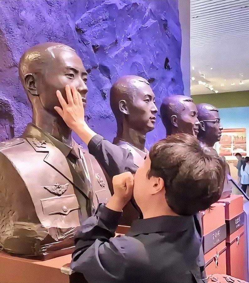 看似平常的一次参观活动，却看哭无数国人，满屏都是心疼与敬意。
 
2026年5月