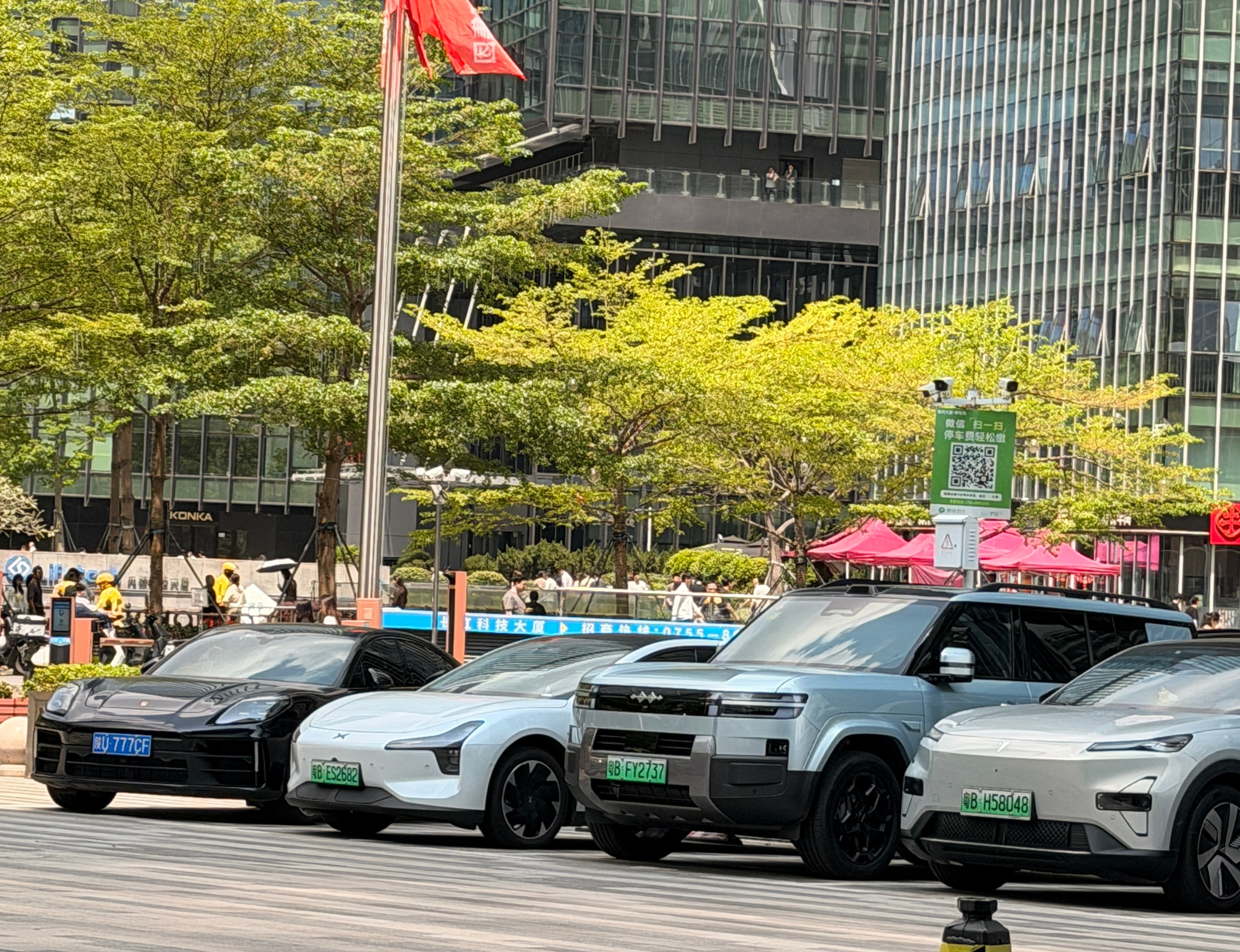 聪明的你，告诉我，这是方程豹的啥车呀？这气质一下子就把旁边的给碾压了。 