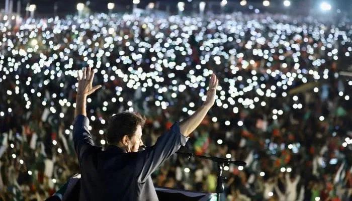 突发！！巴基斯坦首次选举结果显示，伊姆兰・汗领导的政党PTI在选举中领先。。(信