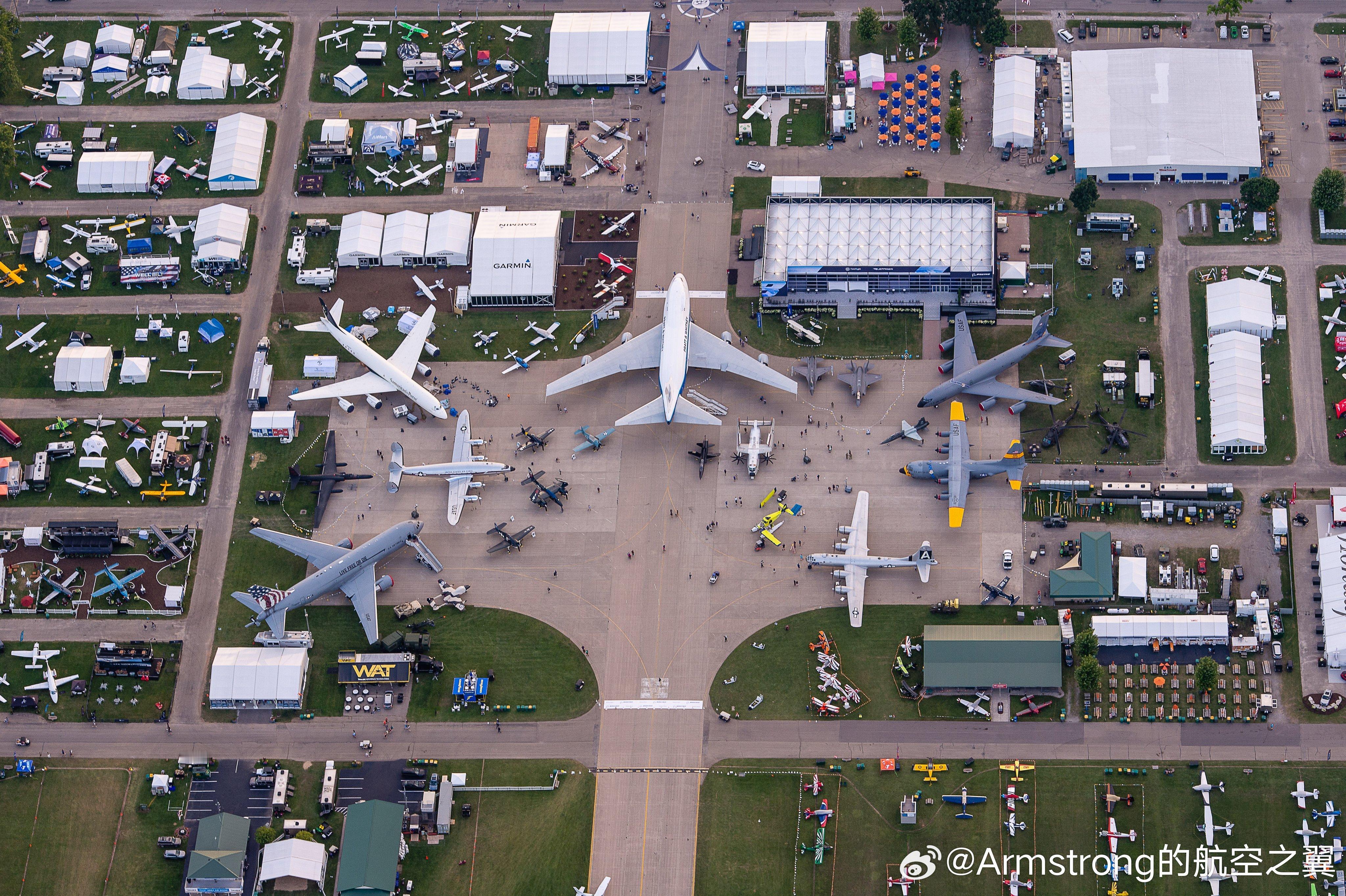 空中俯瞰2025EAA航展，很好的飞机尺寸对比图 ​​​