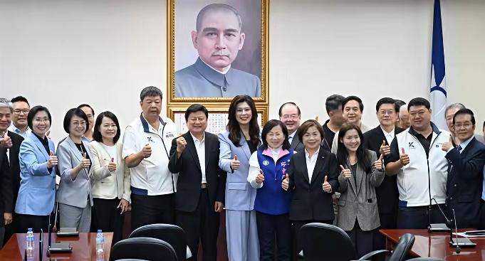 【郑丽文访陆对两岸经济有何影响】

郑丽文此次访陆将从三个层面显著推动两岸经济交