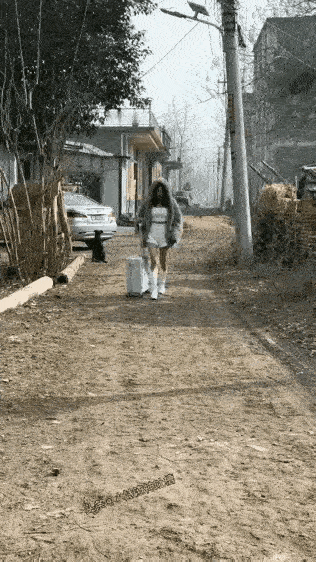 人家老王家的闺女在外头挣大钱了，看回来穿的多时髦，赶明儿我也让我家老丫头出去混，